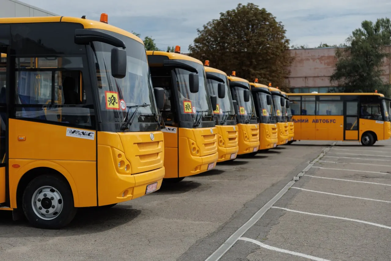 Громади Полтавщини отримали вісім шкільних автобусів