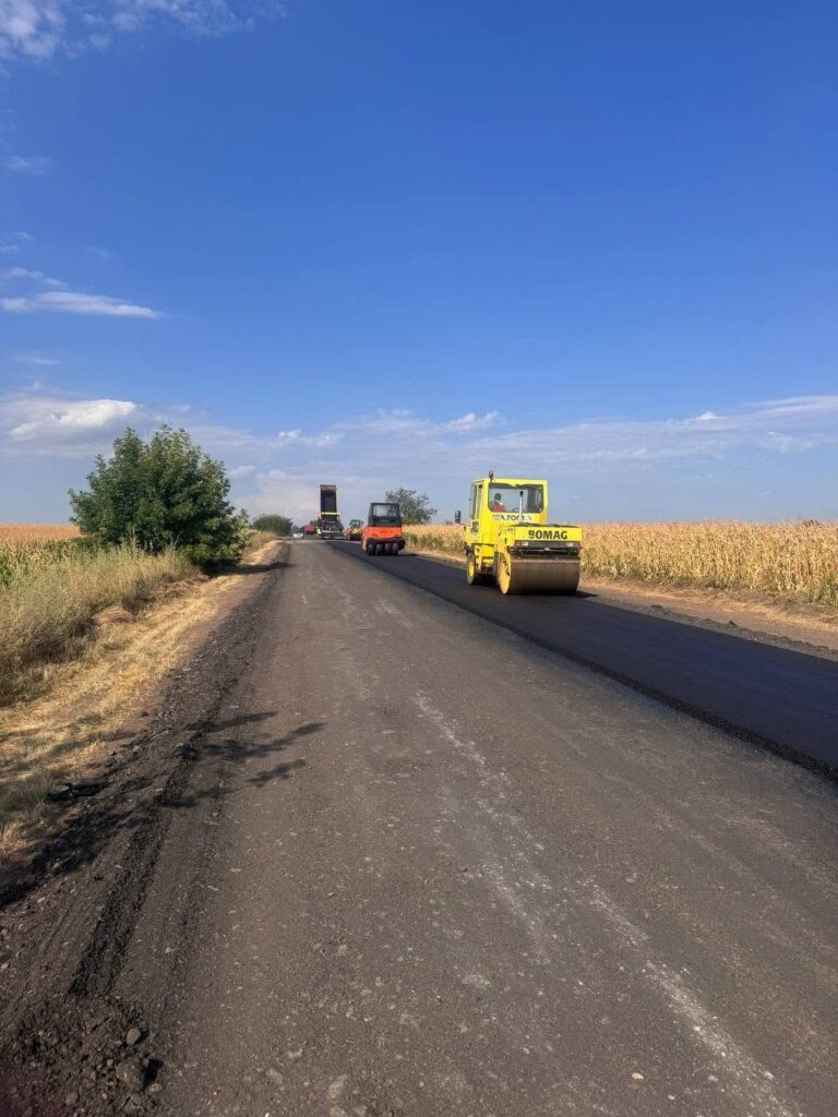 ремонтна техніка працює на дорозі